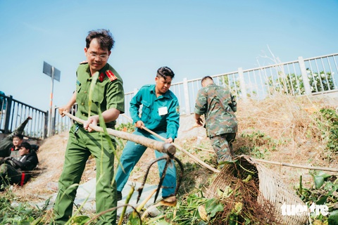 Chiến sĩ trẻ của các lực lượng vũ trang trên địa bàn quận cùng phối hợp để dọn dẹp rác trên rạch - Ảnh: THANH HIỆP Chiến sĩ trẻ của các lực lượng vũ trang trên địa bàn quận cùng phối hợp dọn dẹp rác