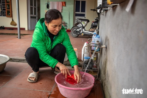 Nước thải âm thầm ‘đầu độc’ sông Cầu- Ảnh 2. Bà Hạnh cho biết đến nay nhiều người dân vẫn cho rằng nước giếng đảm bảo hơn - Ảnh: D.KHANG