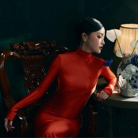 Bích Phương 'cứ ngỡ mình đàn ông lắm hóa ra lại rất bánh bèo'- Ảnh 1. Bích Phương nữ tính, gợi cảm trong MV Nâng chén tiêu sầu - chính thức comeback Vpop
