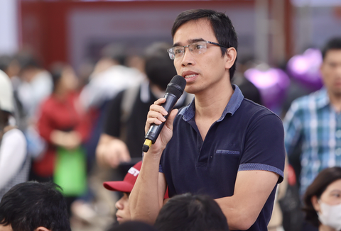Thi tốt nghiệp THPT năm nay có gì mới, trường công an tuyển sinh ra sao?- Ảnh 3. Phụ huynh đặt câu hỏi cho ban tư vấn - Ảnh: NGUYỄN KHÁNH