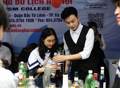 Các em học sinh thích thú trải nghiệm làm bartender. Ảnh QUỲNH TRANG Các em học sinh thích thú trải nghiệm làm bartender - Ảnh: QUỲNH TRANG
