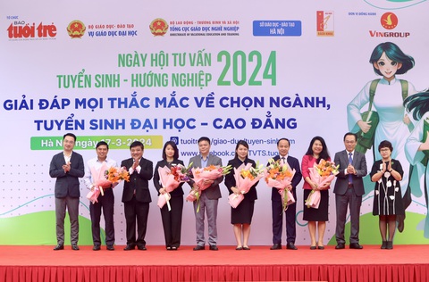 Nhiều thí sinh chọn sai ngành, sai trường, rất cần tư vấn tuyển sinh- Ảnh 11. Các vị đại biểu tặng hoa cho đại diện nhà tài trợ và các đơn vị, cá nhân tham gia Ngày hội tư vấn tuyển sinh - hướng nghiệp 2024 - Ảnh: NGUYỄN KHÁNH