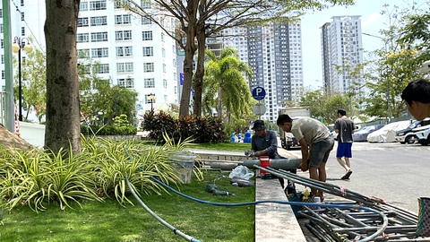 Công nhân sửa chữa hệ thống thoát nước mưa tại một chung cư trên đường Lê Văn Lương, huyện Nhà Bè, TP.HCM, sáng 16-3 - Ảnh: TỰ TRUNG Công nhân sửa chữa hệ thống thoát nước mưa tại một chung cư trên đường Lê Văn Lương, huyện Nhà Bè, TP.HCM, sáng 16-3 - Ảnh: TỰ TRUNG