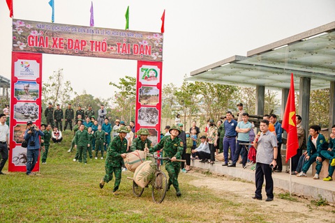 Đội thi chỉ hoàn thành phần thi khi tất cả các thành viên trong đội đều cùng về đích và chạm tay vào lá cơ tổ quốc ở khu vực đích - Ảnh: TƯ HẠ Đội thi chỉ hoàn thành phần thi khi tất cả các thành viên trong đội đều cùng về đích và chạm tay vào lá cờ Tổ quốc ở khu vực đích - Ảnh: TƯ HẠ