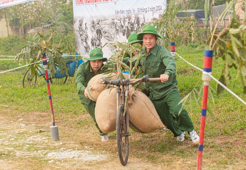 Các đội thi tranh tài kịch tính trong hội thi đẩy xe thồ, tải đạn - Ảnh: TƯ HẠ Các đội thi tranh tài kịch tính trong hội thi đẩy xe thồ, tải đạn - Ảnh: TƯ HẠ