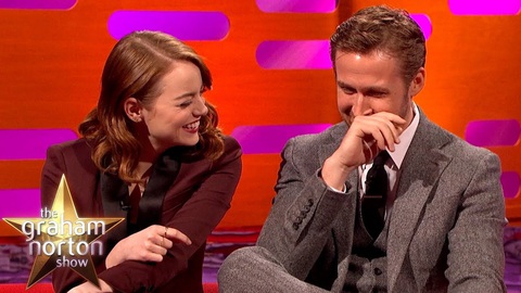 Emma Stone hài hước bên Ryan Gosling trong một talkshow - Ảnh: Graham Norton Show Emma Stone hài hước bên Ryan Gosling trong một talkshow - Ảnh: Graham Norton Show