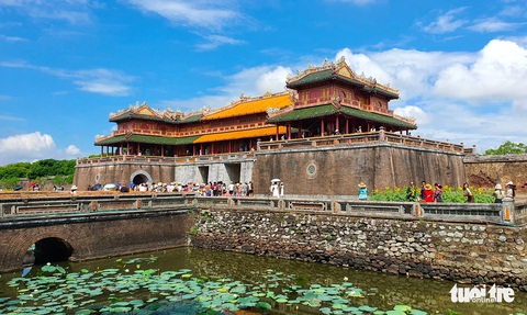 Du khách đến tham quan Đại nội Huế - Ảnh: P.Đ. Du khách đến tham quan Đại nội Huế - Ảnh: P.Đ.
