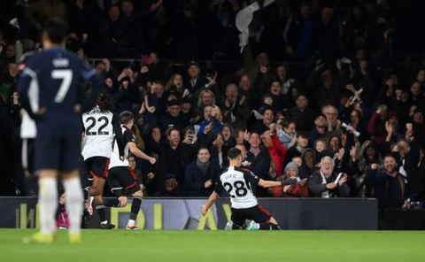 Tin tức thể thao sáng 17-3: Chủ tịch FIFA Infantino được tăng 33% lương; Man City vào bán kết Cúp FA- Ảnh 3. Cầu thủ Fulham ăn mừng bàn thắng vào lưới Tottenham - Ảnh: Getty