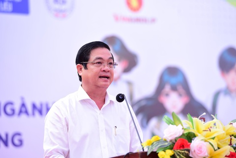 Giải đáp việc không giỏi toán, có nên chọn ngành công nghệ thông tin- Ảnh 2. Ông Huỳnh Chí Nguyện - phó chủ tịch UBND tỉnh Bạc Liêu - cho rằng chương trình tư vấn tuyển sinh - hướng nghiệp của báo Tuổi Trẻ lần đầu tổ chức tại Bạc Liêu giúp học sinh có nhiều thông tin, tự tin để đưa ra quyết định đúng đắn trong chọn ngành, chọn trường - Ảnh: DUYÊN PHAN
