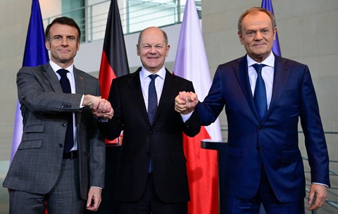 Từ trái qua: Tổng thống Pháp Emmanuel Macron, Thủ tướng Đức Olaf Scholz và Thủ tướng Ba Lan Donald Tusk bắt tay nhau trong cuộc họp báo tại Berlin, ngày 15-3 - Ảnh: AFP Từ trái qua: Tổng thống Pháp Emmanuel Macron, Thủ tướng Đức Olaf Scholz và Thủ tướng Ba Lan Donald Tusk bắt tay nhau trong cuộc họp báo tại Berlin, ngày 15-3 - Ảnh: AFP