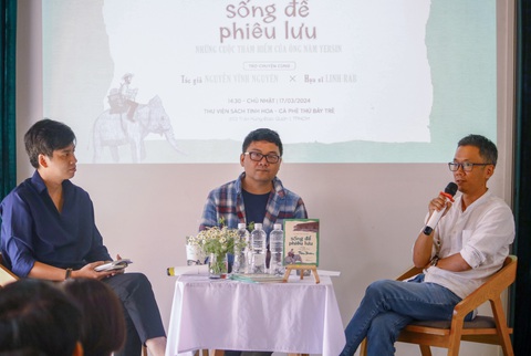 Nguyễn Vĩnh Nguyên viết Yersin dưới lăng kính trẻ thơ- Ảnh 1. Nhà văn Nguyễn Vĩnh Nguyên (bìa phải), họa sĩ Linh Rab (giữa) nói về quá trình viết sách về Alexandre Yersin - Ảnh: HỒ LAM