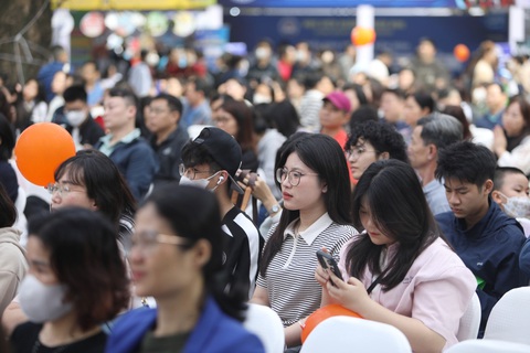 Thi tốt nghiệp THPT năm nay có gì mới, trường công an tuyển sinh ra sao?- Ảnh 2. Học sinh nghe chuyên gia nhắc những thông tin tuyển sinh cần lưu ý tại ngày hội - Ảnh: DANH KHANG