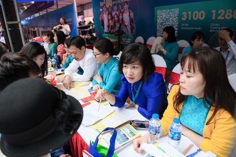 Sáng nay Ngày hội Tư vấn tuyển sinh - hướng nghiệp 2024 tại Hà Nội với 280 gian tư vấn- Ảnh 8. Thầy cô từ các trường tư vấn cho học sinh đến ngày hội - Ảnh: NAM TRẦN