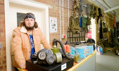 Ông Lincoln Miles - chủ cửa hàng Preppers Shop UK ở Anh - Ảnh: The Guardian Ông Lincoln Miles - chủ cửa hàng Preppers Shop UK ở Anh - Ảnh: The Guardian