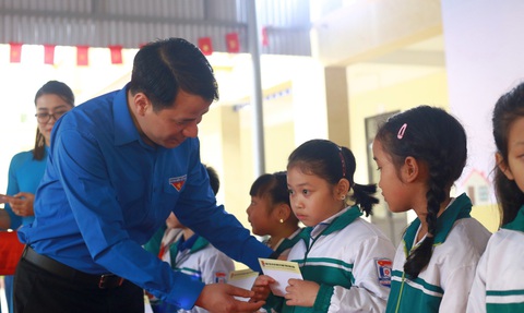 Đồng loạt ra quân tình nguyện xây dựng nông thôn mới- Ảnh 1. Bí thư Trung ương Đoàn Ngô Văn Cương trao quà cho các em thiếu nhi tỉnh Phú Thọ - Ảnh: BẢO KHANH