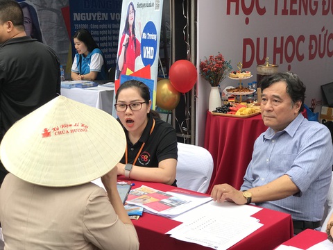 NSND Mạnh Cường cũng gia nhập đội tư vấn tuyển sinh, hướng nghiệp cho các học sinh và phụ huynh - Ảnh: ĐẬU DUNG NSND Mạnh Cường cũng gia nhập đội tư vấn tuyển sinh, hướng nghiệp cho các học sinh và phụ huynh - Ảnh: ĐẬU DUNG