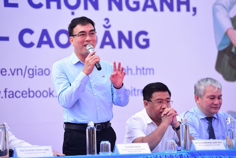 Giải đáp việc không giỏi toán, có nên chọn ngành công nghệ thông tin- Ảnh 1. TS Phạm Tấn Hạ - phó hiệu trưởng Trường đại học Khoa học xã hội và Nhân văn (Đại học Quốc gia TP.HCM) - cung cấp thông tin về kỳ thi tốt nghiệp THPT và tuyển sinh đại học trong buổi tư vấn tại Bạc Liêu sáng nay 17-3 - Ảnh: DUYÊN PHAN