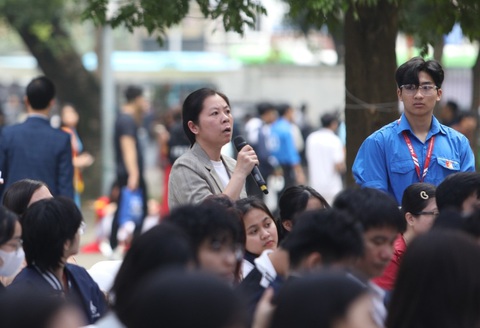 Nhiều thí sinh chọn sai ngành, sai trường, rất cần tư vấn tuyển sinh- Ảnh 5. Phụ huynh đặt câu hỏi đến ban tư vấn tại ngày hội - Ảnh: DANH KHANG