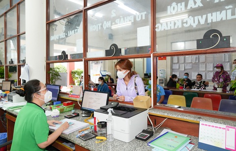 Cán bộ UBND phường Bình Hưng Hòa A (quận Bình Tân, TP.HCM) làm thủ tục hành chính cho người dân - Ảnh: HỮU HẠNH Cán bộ UBND phường Bình Hưng Hòa A (quận Bình Tân, TP.HCM) làm thủ tục hành chính cho người dân - Ảnh: HỮU HẠNH
