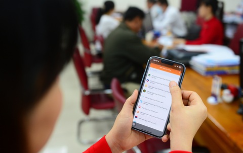 Khách hàng giao dịch tại một ngân hàng ở quận 1, TP.HCM - Ảnh: QUANG ĐỊNH Khách hàng giao dịch tại một ngân hàng ở quận 1, TP.HCM - Ảnh: QUANG ĐỊNH