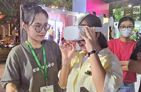 Trải nghiệm công nghệ mới là hoạt động không thể thiếu tại Lễ hội thanh niên TP.HCM 2024 - Ảnh: Q.NG. Trải nghiệm công nghệ mới là hoạt động không thể thiếu tại Lễ hội thanh niên TP.HCM 2024 - Ảnh: Q.NG.