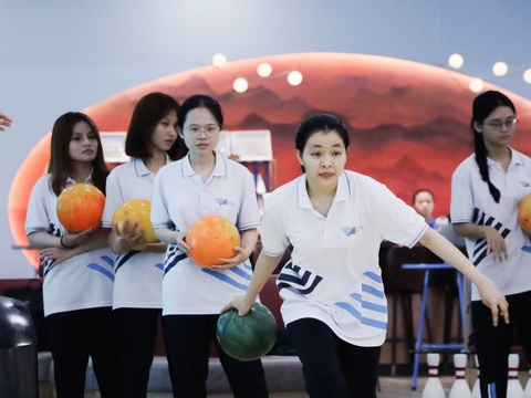 Sinh viên ngành y TP.HCM chơi bowling là môn thể chất- Ảnh 1. Các bác sĩ tương lai hào hứng với bowling - Ảnh: X.C