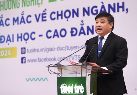 Tổng biên tập báo Tuổi Trẻ Lê Thế Chữ phát biểu khai mạc Ngày hội Tư vấn tuyển sinh - hướng nghiệp 2024 tại Hà Nội - Ảnh: NGUYỄN KHÁNH Tổng biên tập báo Tuổi Trẻ Lê Thế Chữ phát biểu khai mạc Ngày hội tư vấn tuyển sinh - hướng nghiệp 2024 tại Hà Nội - Ảnh: NGUYỄN KHÁNH