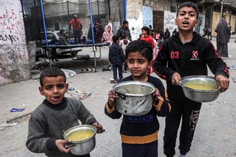 Trẻ em cầm thức ăn từ thiện ở Rafah, phía Nam Gaza, ngày 16-3 - Ảnh: AFP Trẻ em cầm thức ăn từ thiện ở Rafah, phía Nam Gaza, ngày 16-3 - Ảnh: AFP