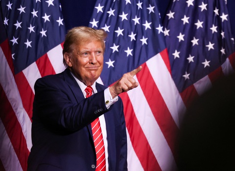 Ông Biden đùa về đối thủ Trump: 'Ông ấy quá già, đầu óc không hợp làm tổng thống'- Ảnh 1. Cựu tổng thống Donald Trump tại một cuộc vận động cử tri ở Georgia hôm 10-3 - Ảnh: REUTERS