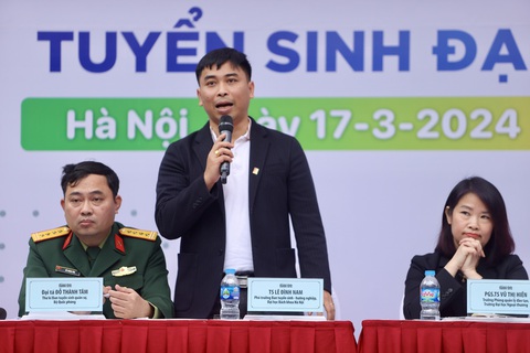 Nhiều thí sinh chọn sai ngành, sai trường, rất cần tư vấn tuyển sinh- Ảnh 6. TS Lê Đình Nam, phó trưởng ban tuyển sinh - hướng nghiệp Đại học Bách Khoa Hà Nội, tư vấn cho học sinh và phụ huynh tại ngày hội - Ảnh: NGUYỄN KHÁNH