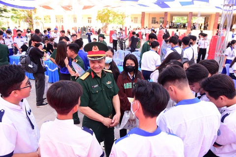 Giải đáp việc không giỏi toán, có nên chọn ngành công nghệ thông tin- Ảnh 6. Đại tá, PGS.TS Đặng Chính Nghĩa - phó trưởng phòng đào tạo Học viện Hậu cần - tư vấn cho học sinh quan tâm đến nhóm ngành quân đội - Ảnh: DUYÊN PHAN