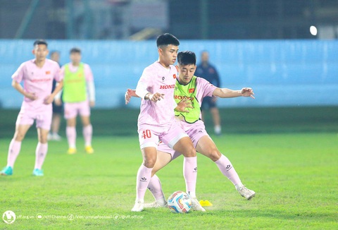 U23 Việt Nam đến Tajikistan, chuẩn bị cho vòng chung kết U23 châu Á 2024- Ảnh 1. U23 Việt Nam có nhiều cầu thủ đã tích lũy kinh nghiệm thi đấu tại V-League 2023-2024 như trung vệ Lê Nguyên Hoàng (Sông Lam Nghệ An) và Nguyễn Nhật Minh (Hải Phòng) - Ảnh: VFF