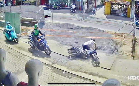 Đơn vị thi công khắc phục, lý giải việc lót tấm thép công trình đường Võ Văn Ngân- Ảnh 1. Người dân ngã nhào tại khu vực lót tấm thép tại "lô cốt" rào chắn thi công cải tạo hệ thống thoát nước trên đường Võ Văn Ngân - Ảnh: Trích từ camera người dân