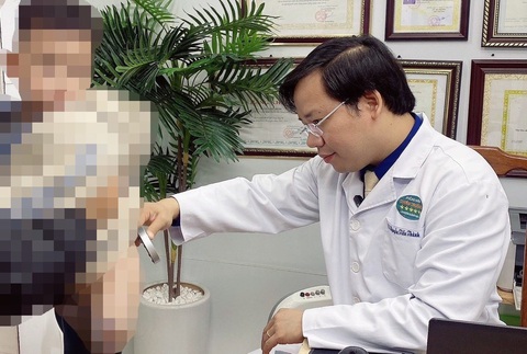 Bác sĩ Thành thăm khám cho bệnh nhi - Ảnh: BSCC Bác sĩ Thành thăm khám cho bệnh nhi - Ảnh: BSCC
