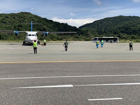 Bamboo Airways dừng bay Côn Đảo, Vietnam Airlines liền tăng tần suất- Ảnh 1. Máy bay khai thác ở sân bay Côn Đảo - Ảnh: VNA