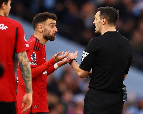 Bruno Fernandes không xứng đáng mang băng đội trưởng Man United- Ảnh 1. Bruno liên tục phàn nàn với trọng tài khiến hình ảnh của anh xấu đi trông thấy - Ảnh: REUTERS