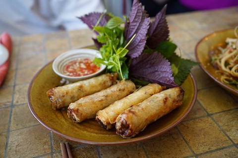 Michelin Guide gợi ý không cần tốn quá nhiều tiền, vẫn ăn ngon ở Hà Nội- Ảnh 7. Nằm trong khu vực nhộn nhịp với nhiều quán ăn, The East nổi bật với các món ăn đậm hương vị Bắc - Ảnh: The East
