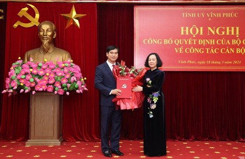 Bí thư Bình Thuận Dương Văn An được điều động làm bí thư Vĩnh Phúc- Ảnh 1. Bà Trương Thị Mai trao quyết định điều động, phân công ông Dương Văn An làm bí thư Tỉnh ủy Vĩnh Phúc - Ảnh: KHÁNH LINH