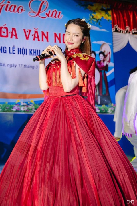 Hòa Minzy 'flex' view triệu đô của cậu ruột đi xem cháu gái hát- Ảnh 3. Hòa Minzy bày tỏ niềm hạnh phúc khi được hát phục vụ bà con dân làng