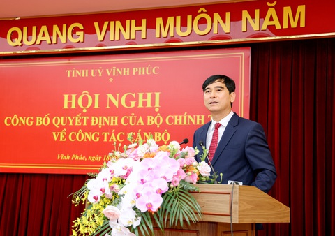 Tân bí thư Vĩnh Phúc: 'Bình Thuận là nơi đùm bọc, rèn luyện để giờ đồng hành cùng Vĩnh Phúc'- Ảnh 2. Tân Bí thư Tỉnh ủy Vĩnh Phúc Dương Văn An phát biểu tại buổi lễ - Ảnh: KHÁNH LINH