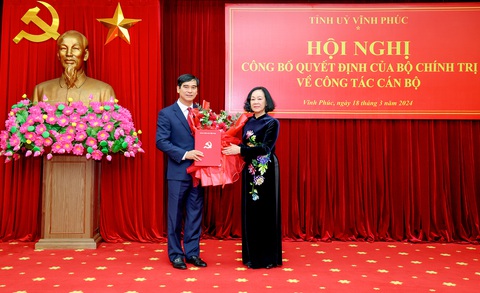 Tân bí thư Vĩnh Phúc: 'Bình Thuận là nơi đùm bọc, rèn luyện để giờ đồng hành cùng Vĩnh Phúc'- Ảnh 1. Trưởng Ban Tổ chức Trung ương Trương Thị Mai trao quyết định cho ông Dương Văn An, bí thư Tỉnh ủy Bình Thuận, giữ chức bí thư Tỉnh ủy Vĩnh Phúc - Ảnh: KHÁNH LINH