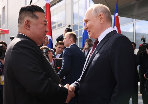 Tổng thống Nga Vladimir Putin và lãnh đạo Triều Tiên Kim Jong Un gặp nhau tại sân bay vũ trụ Vostochny vào tháng 9-2023 - Ảnh: AFP/SPUTNIK Tổng thống Nga Vladimir Putin và lãnh đạo Triều Tiên Kim Jong Un gặp nhau tại sân bay vũ trụ Vostochny vào tháng 9-2023 - Ảnh: AFP/SPUTNIK