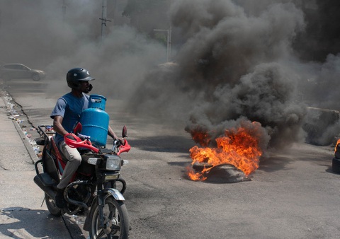 Mỹ sơ tán công dân, Haiti hỗn loạn như cảnh phim 'Mad Max'- Ảnh 1. Khung cảnh hỗn loạn ở thủ đô Port-au-Prince, Haiti ngày 12-3 - Ảnh: AFP