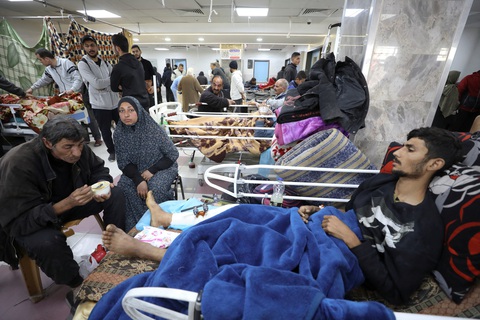 Israel vây ráp bệnh viện lớn nhất Dải Gaza trong đêm- Ảnh 1. Người Palestine bị thương nằm ở Bệnh viện Al-Shifa tháng 3-2024 - Ảnh: REUTERS