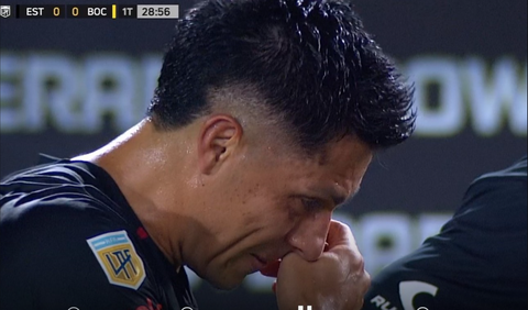 Đồng đội cũ của Messi sợ hãi khóc đồng nghiệp trong xe cấp cứu- Ảnh 4. Enzo Perez khóc khi Javier Altamirano được đưa đi cấp cứu - Ảnh: Cắt từ clip
