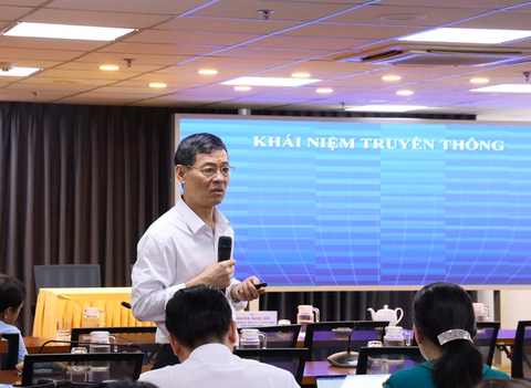 TP.HCM tập huấn phát ngôn cho cán bộ sở ngành, địa phương- Ảnh 1. Nhà báo Lê Văn Nghiêm - phó chủ tịch Hội Truyền thông số, nguyên cục trưởng Cục Thông tin đối ngoại, Bộ Thông tin và Truyền thông - là giảng viên trực tiếp giảng dạy lớp bồi dưỡng người phát ngôn năm 2024 - Ảnh: TTBC