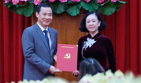 Bà Trương Thị Mai trao quyết định cho ông Nguyễn Thái Học - Ảnh: M.V. Bà Trương Thị Mai trao quyết định cho ông Nguyễn Thái Học - Ảnh: M.V.