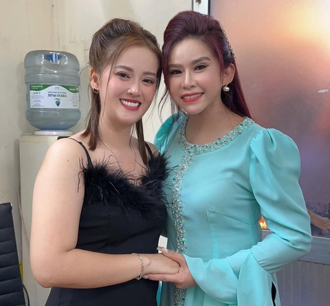 Hồng Loan (bìa trái) và nghệ sĩ Bình Tinh trong hậu trường đêm nhạc "Nghĩ về cha" - Ảnh: Facebook nhân vật Hồng Loan (trái) và nghệ sĩ Bình Tinh trong hậu trường đêm nhạc "Nghĩ về cha" - Ảnh: Facebook nhân vật