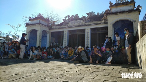 Đặt tên sau sáp nhập, đừng quên 'trong mỗi trái tim ta ấp ủ một tên làng'- Ảnh 5. Sinh viên Đại học Sư phạm Đà Nẵng trò chuyện với người cao tuổi trước một ngôi miếu ở làng cổ Nam Ô, quận Liên Chiểu, Đà Nẵng - Ảnh: TRẦN TUẤN