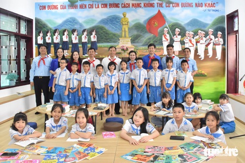 Hàng ngàn học sinh ở Hà Tĩnh hào hứng tham dự ngày hội 'Thiếu nhi vui khỏe'- Ảnh 3. Hội đồng Đội Trung ương trao tặng không gian tương tác và sinh hoạt Đội cho Trung tâm Hoạt động thanh thiếu nhi tỉnh Hà Tĩnh - Ảnh: LÊ MINH